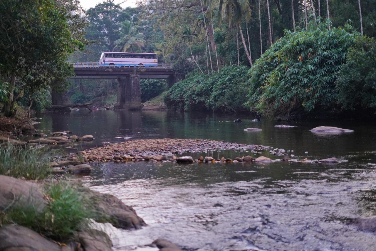 Athirapilly On The Rocks Hotell Athirappilly Exteriör bild