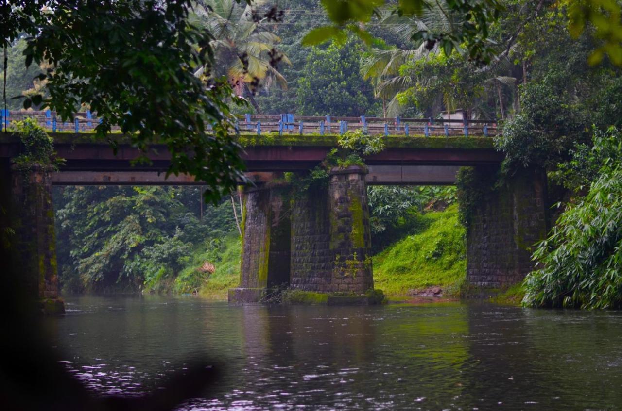 Athirapilly On The Rocks Hotell Athirappilly Exteriör bild