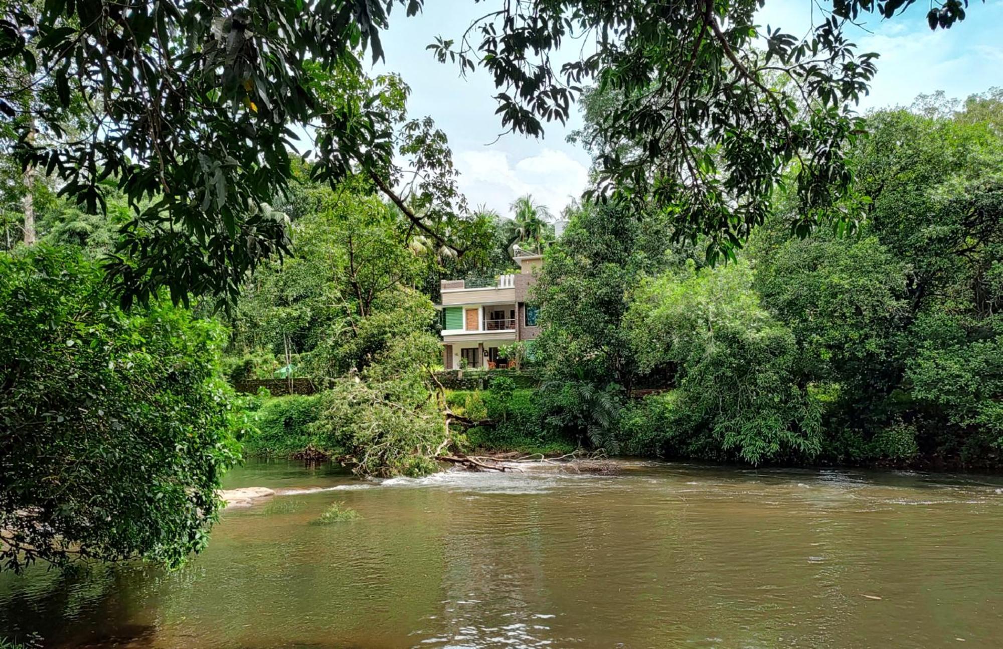 Athirapilly On The Rocks Hotell Athirappilly Exteriör bild